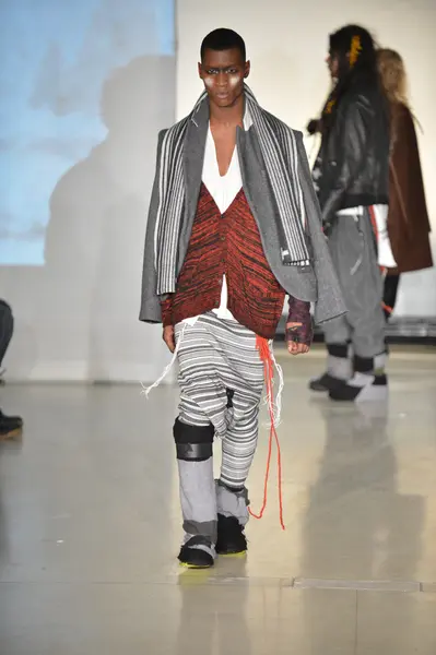 NEW YORK - FEBRUARY 09: A model walks the runway at the Raif Adelberg Fall Winter 2013 Collection during Mercedes-Benz Fashion Week on February 9, 2013 in New York City — Stock Photo, Image