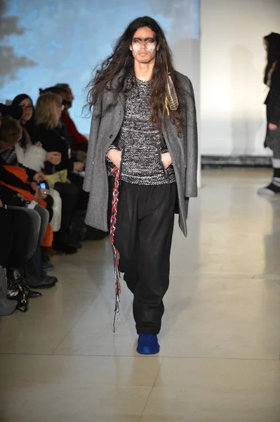 NEW YORK - FEBRUARY 09: A model walks the runway at the Raif Adelberg Fall Winter 2013 Collection during Mercedes-Benz Fashion Week on February 9, 2013 in New York City — Stock Photo, Image