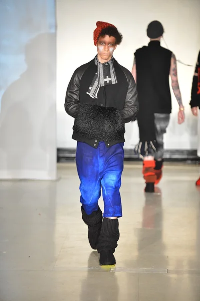 NEW YORK - FEBRUARY 09: A model walks the runway at the Raif Adelberg Fall Winter 2013 Collection during Mercedes-Benz Fashion Week on February 9, 2013 in New York City — Stock Photo, Image