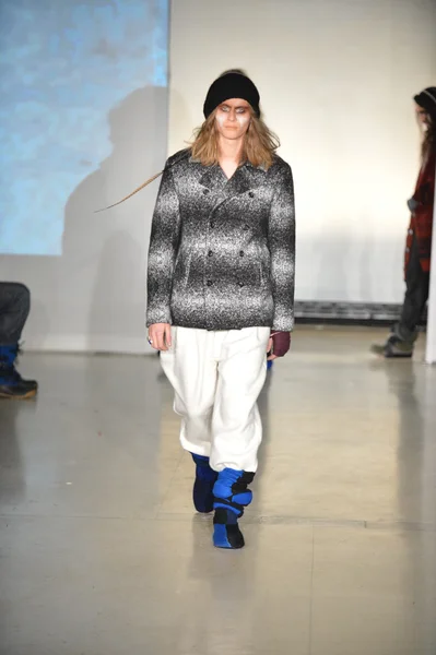 ニューヨーク - 2 月 9 日： モデル raif adelberg 秋冬 2013年コレクション 2013 年 2 月 9 日にメルセデス ・ ベンツ ・ ファッション ・ ウィーク中にニューヨーク市での滑走路を歩く — ストック写真