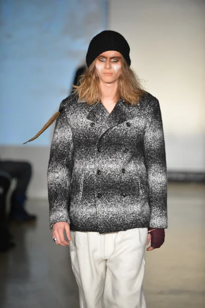 New york - februar 09: ein model läuft während der mercedes-benz fashion week am 9. februar 2013 in new york city über den laufsteg der raif adelberg herbstkollektion winter 2013 — Stockfoto