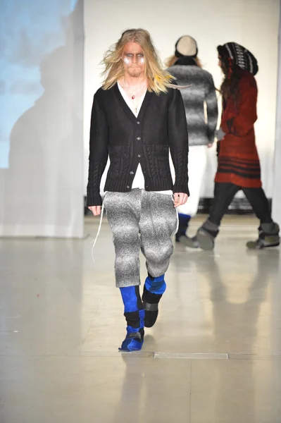 New york - február 09: a modell sétál a kifutópályán a Miklós adelberg őszi téli 2013 gyűjtemény a február 9., 2013 mercedes-benz divat héten new Yorkban — Stock Fotó