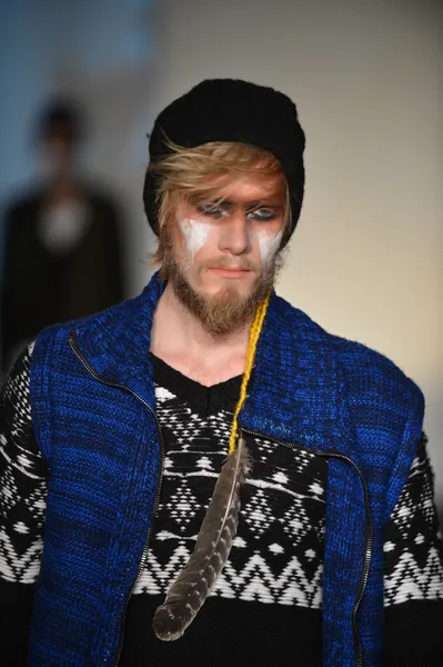 NEW YORK - FEBRUARY 09: A model walks the runway at the Raif Adelberg Fall Winter 2013 Collection during Mercedes-Benz Fashion Week on February 9, 2013 in New York City — Stock Photo, Image