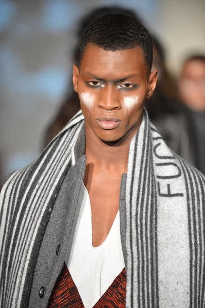 NEW YORK - FEBRUARY 09: A model walks the runway at the Raif Adelberg Fall Winter 2013 Collection during Mercedes-Benz Fashion Week on February 9, 2013 in New York City — Stock Photo, Image