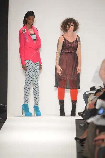纽约-2 月 08： 设计师走学院艺术在梅赛德斯-奔驰时装周上 2013 年 2 月 8 日在纽约城的大学秋季冬季 2013年时尚秀的跑道 — 图库照片