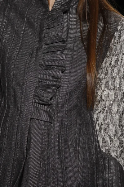 Nowy Jork, ny - 09 lutego: model spacery pasa startowego w katya leonovich jesień 2013 pokaz mody podczas mercedes-benz fashion week spadek 2013 - oficjalny zasięg - najlepsze drogi startowej dnia 3 — Zdjęcie stockowe