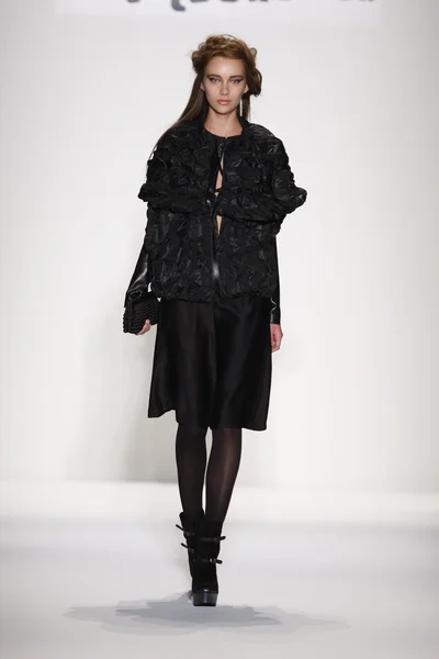 New york, ny - Şubat 09: manken pist katya leonovich düşüş 2013 moda gösterisi mercedes-benz moda haftası sırasında düşme 2013 - resmi karşılama - 3 pist günün en iyi yürüyor. — Stok fotoğraf