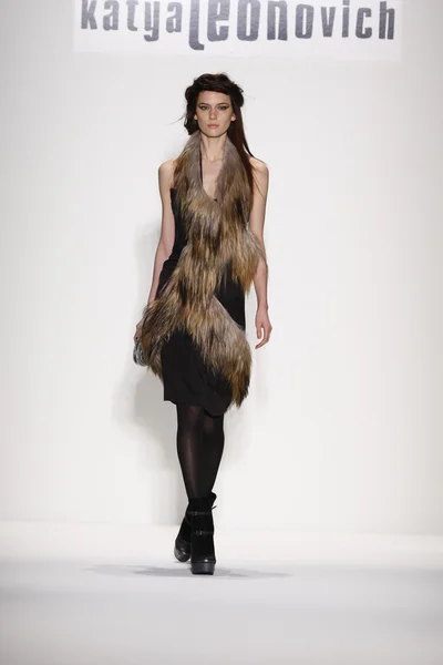 Νέα Υόρκη, Νέα Υόρκη - Φεβρουάριος 09: ένα μοντέλο στην πασαρέλα κατά την πτώση leonovich katya επίδειξη μόδας 2013 κατά τη διάρκεια της εβδομάδας μόδας της mercedes-benz πέσει 2013 - επίσημη κάλυψη - καλύτερο από διάδρομο ημέρα 3 — Φωτογραφία Αρχείου