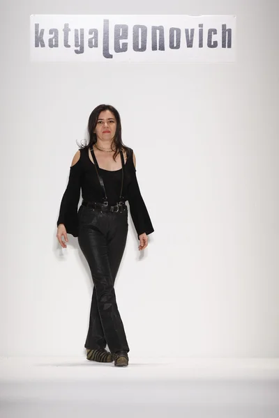 New york, ny - Şubat 09: tasarımcı 2013 moda gösterisi mercedes-benz moda haftası sırasında düşme 2013 - resmi karşılama - 3 pist günün en iyi katya leonovich Güz, pist yürür — Stok fotoğraf