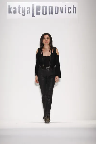 뉴욕, 뉴욕-2 월 9 일: 디자이너는 메르세데스-벤츠 패션 위 크 동안 2013 패션쇼가 2013-공식 보도-활주로 하루 3의 최고의 카탸 leonovich가을에 활주로 걸어 — 스톡 사진