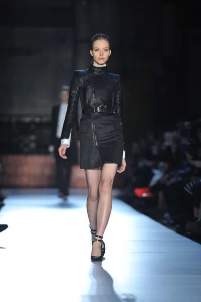 НЬЮ-ЙОРК, Нью-Йорк - 12 февраля 2013 года модель ходит по подиуму на модном показе Diesel Black Gold Fall 2013 во время Недели моды Mercedes-Benz на пирсе 57 в Нью-Йорке — стоковое фото