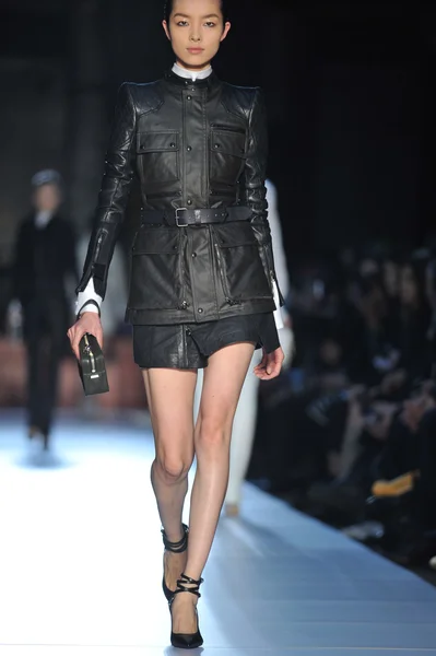 НЬЮ-ЙОРК, Нью-Йорк - 12 февраля 2013 года модель ходит по подиуму на модном показе Diesel Black Gold Fall 2013 во время Недели моды Mercedes-Benz на пирсе 57 в Нью-Йорке — стоковое фото