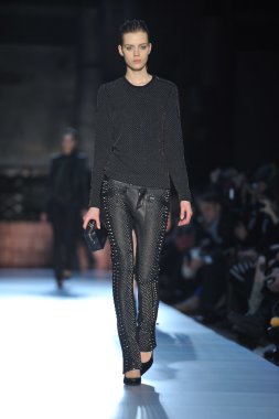 New york, ny - 12 Şubat: model 2013 defile pier 57-12 Şubat 2013 tarihinde new York'ta mercedes-benz moda haftası sırasında dizel siyah altın düşüşü de pist yürür