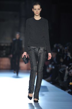 New york, ny - 12 Şubat: model 2013 defile pier 57-12 Şubat 2013 tarihinde new York'ta mercedes-benz moda haftası sırasında dizel siyah altın düşüşü de pist yürür