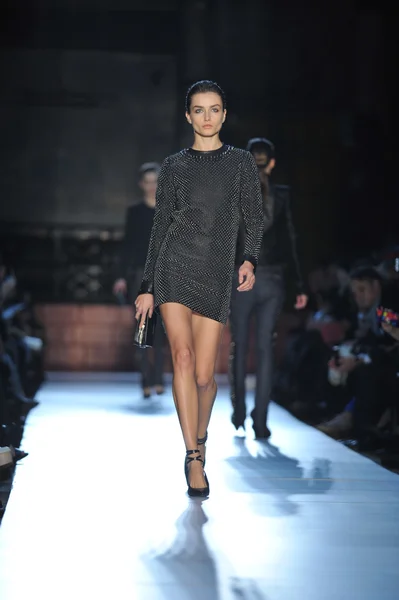 뉴욕, 뉴욕-2 월 12: 모델 2013 패션쇼 부두 57 2013 년 2 월 12 일에 뉴욕시에서에서 메르세데스-벤츠 패션 위 크 동안 디젤 블랙 골드가을에 활주로 걷고 — 스톡 사진