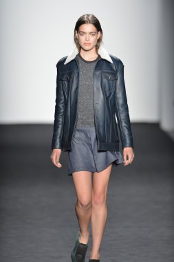 New york - Şubat 07: bir model mercedes-benz moda haftası 7 Şubat 2013 tarihinde timo weiland sonbahar kış 2013 kadın koleksiyonu new York'ta pist yürür