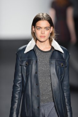New york - Şubat 07: bir model mercedes-benz moda haftası 7 Şubat 2013 tarihinde timo weiland sonbahar kış 2013 kadın koleksiyonu new York'ta pist yürür