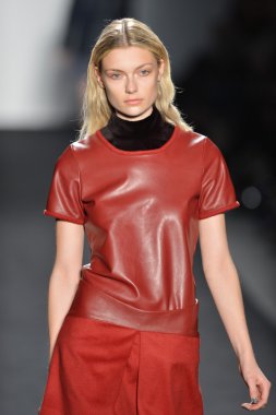 New york - Şubat 07: bir model mercedes-benz moda haftası 7 Şubat 2013 tarihinde timo weiland sonbahar kış 2013 kadın koleksiyonu new York'ta pist yürür