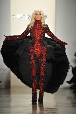 New York, Ny - 12 Şubat: sarışınlar sonbahar 2013 moda pist New York'ta yapılan moda haftasında süt Stüdyoları'nda 12 Şubat 2013 sırasında göstermek tasarımcı Philippe sarışın yürür