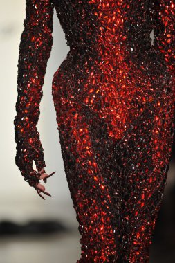 New York, Ny - 12 Şubat: sarışınlar sonbahar 2013 moda pist New York'ta yapılan moda haftasında süt Stüdyoları'nda 12 Şubat 2013 sırasında göstermek tasarımcı Philippe sarışın yürür