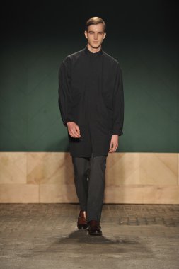 New york, ny - 12 Şubat: manken perry ellis tarafından duckie kahverengi sonbahar 2013 moda show highline aşamaları üzerinde 12 Şubat 2013 mercedes-benz moda haftası sırasında new York'ta pist yürür