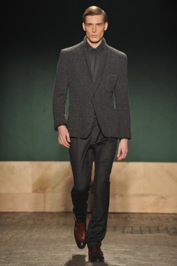 New york, ny - 12 Şubat: manken perry ellis tarafından duckie kahverengi sonbahar 2013 moda show highline aşamaları üzerinde 12 Şubat 2013 mercedes-benz moda haftası sırasında new York'ta pist yürür