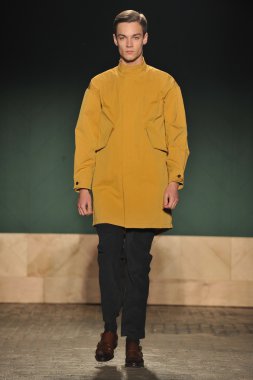 New york, ny - 12 Şubat: manken perry ellis tarafından duckie kahverengi sonbahar 2013 moda show highline aşamaları üzerinde 12 Şubat 2013 mercedes-benz moda haftası sırasında new York'ta pist yürür