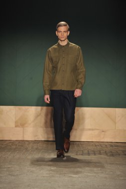 New york, ny - 12 Şubat: manken perry ellis tarafından duckie kahverengi sonbahar 2013 moda show highline aşamaları üzerinde 12 Şubat 2013 mercedes-benz moda haftası sırasında new York'ta pist yürür