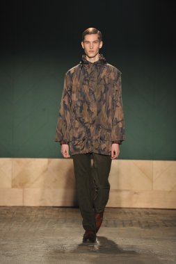 New york, ny - 12 Şubat: manken perry ellis tarafından duckie kahverengi sonbahar 2013 moda show highline aşamaları üzerinde 12 Şubat 2013 mercedes-benz moda haftası sırasında new York'ta pist yürür
