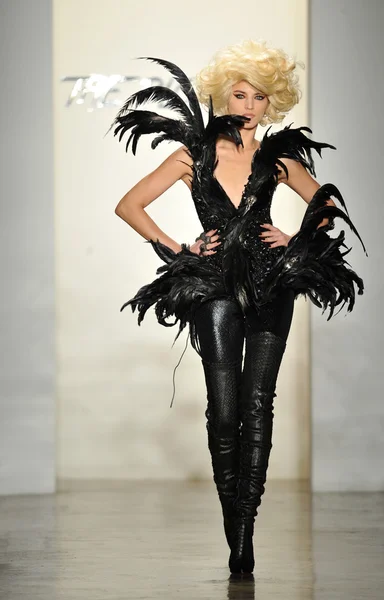 НЬЮ-ЙОРК, Нью-Йорк - 12 февраля 2013 года модель прогуливается по подиуму на модном показе The Blonds осенью 2013 года во время Недели Моды MADE в Milk Studios 12 февраля 2013 года в Нью-Йорке — стоковое фото