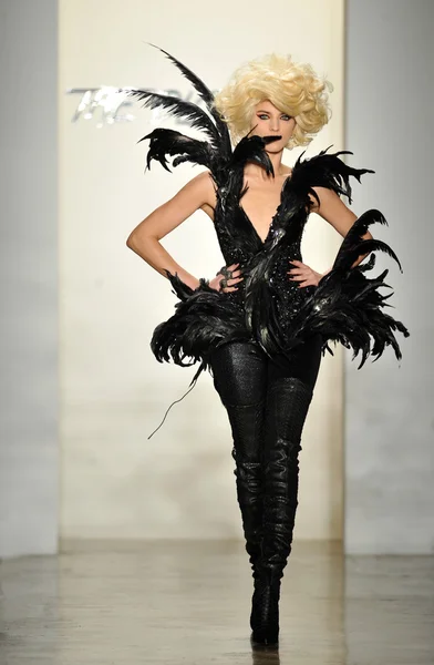 НЬЮ-ЙОРК, Нью-Йорк - 12 февраля 2013 года модель прогуливается по подиуму на модном показе The Blonds осенью 2013 года во время Недели Моды MADE в Milk Studios 12 февраля 2013 года в Нью-Йорке — стоковое фото
