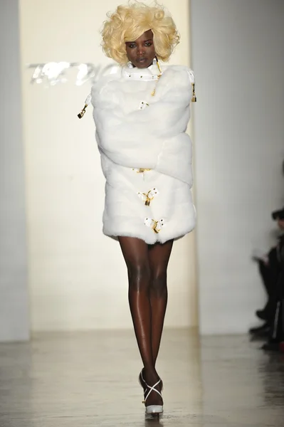 ニューヨーク、ニューヨーク - 2 月 12 日: ニューヨークのファッションウィーク期間中に作ったミルク スタジオで 2013 年 2 月 12 日に、ブロンド秋 2013年ファッションの滑走路を表示するモデル散歩です。 — ストック写真