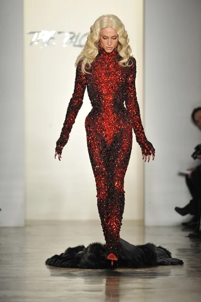 New York, Ny - 12. února: Designér Philippe Blond procházky dráha v The blondýnky podzim 2013 Móda Ukázat během vyrobené Fashion Week v mléce Studios na 12 únoru 2013 v New York City — Stock fotografie