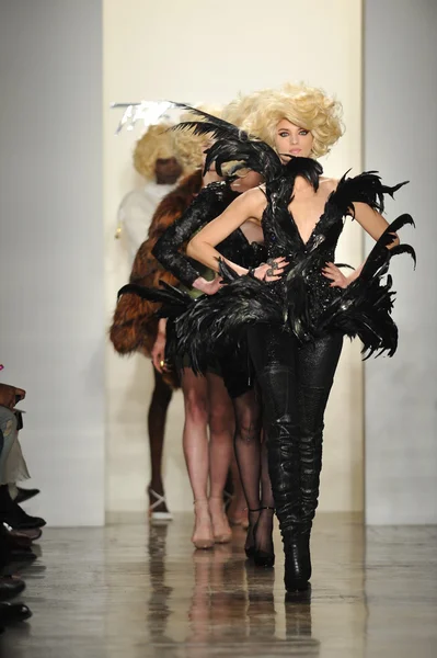 NEW YORK, NY - 12 FEBBRAIO: le modelle sfilano in finale alla sfilata di moda The Blonds autunno 2013 durante la MADE Fashion Week ai Milk Studios il 12 febbraio 2013 a New York — Foto Stock