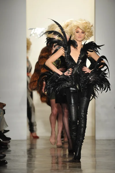 NUEVA YORK, NY - 12 DE FEBRERO: Modelos camina el final de la pasarela en The Blonds otoño 2013 desfile de moda durante MADE Fashion Week en Milk Studios el 12 de febrero de 2013 en la ciudad de Nueva York — Foto de Stock