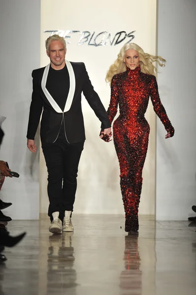 New york, ny - 12. februar: die blonds designer (l-r) david blond und phillip blond laufen bei der blonds fall 2013 modenschau während der made fashion week in milch studios über den laufsteg — Stockfoto