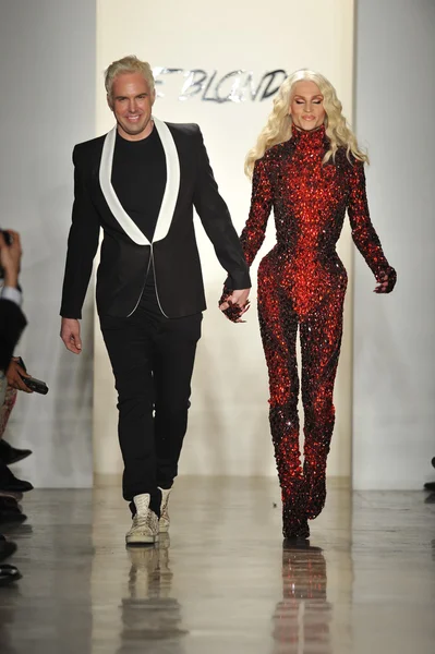 NUEVA YORK, NY - 12 DE FEBRERO: Los diseñadores de Blonds (L-R) David Blond y Phillip Blond caminan por la pasarela en el desfile de moda The Blonds otoño 2013 durante MADE Fashion Week en Milk Studios —  Fotos de Stock