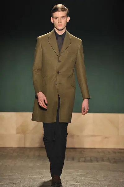 นิวยอร์ก นิวยอร์ก 12 กุมภาพันธ์: โมเดลเดินรันเวย์ที่ Perry Ellis โดย Duckie Brown Fall 2013 แฟชั่นโชว์ในช่วงสัปดาห์แฟชั่น Mercedes-Benz ที่ Highline Stages ในวันที่ 12 กุมภาพันธ์ 2013 ในนิวยอร์ก — ภาพถ่ายสต็อก