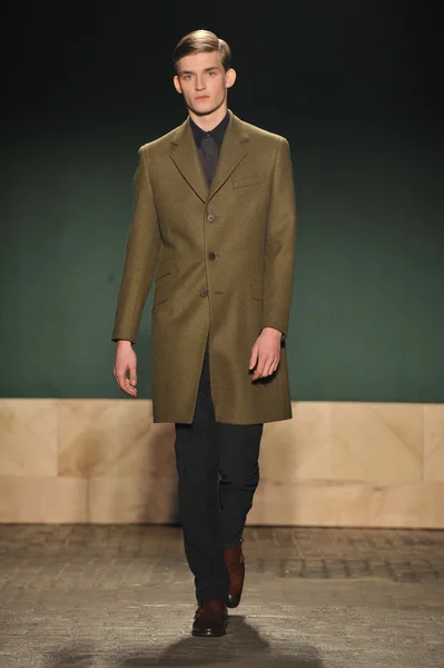 นิวยอร์ก นิวยอร์ก 12 กุมภาพันธ์: โมเดลเดินรันเวย์ที่ Perry Ellis โดย Duckie Brown Fall 2013 แฟชั่นโชว์ในช่วงสัปดาห์แฟชั่น Mercedes-Benz ที่ Highline Stages ในวันที่ 12 กุมภาพันธ์ 2013 ในนิวยอร์ก — ภาพถ่ายสต็อก