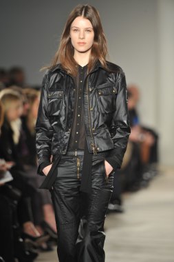 New york, ny - 11 Şubat: manken belstaff pist sonbahar 2013 mercedes-benz moda haftası sırasında YDK merkezinde 11 Şubat 2013 new York'ta yürür