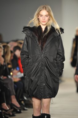 New york, ny - 11 Şubat: manken belstaff pist sonbahar 2013 mercedes-benz moda haftası sırasında YDK merkezinde 11 Şubat 2013 new York'ta yürür