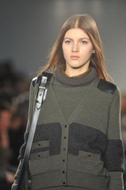 New york, ny - 11 Şubat: manken belstaff pist sonbahar 2013 mercedes-benz moda haftası sırasında YDK merkezinde 11 Şubat 2013 new York'ta yürür