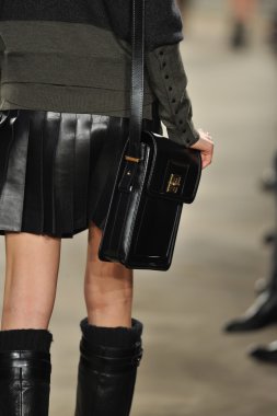 New york, ny - 11 Şubat: manken belstaff pist sonbahar 2013 mercedes-benz moda haftası sırasında YDK merkezinde 11 Şubat 2013 new York'ta yürür