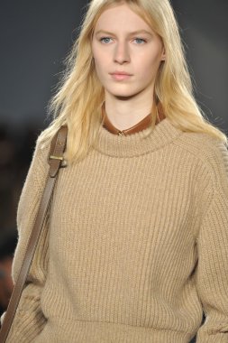 New york, ny - 11 Şubat: manken belstaff pist sonbahar 2013 mercedes-benz moda haftası sırasında YDK merkezinde 11 Şubat 2013 new York'ta yürür