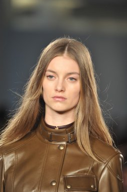 New york, ny - 11 Şubat: manken belstaff pist sonbahar 2013 mercedes-benz moda haftası sırasında YDK merkezinde 11 Şubat 2013 new York'ta yürür