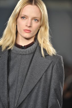 New york, ny - 11 Şubat: manken belstaff pist sonbahar 2013 mercedes-benz moda haftası sırasında YDK merkezinde 11 Şubat 2013 new York'ta yürür