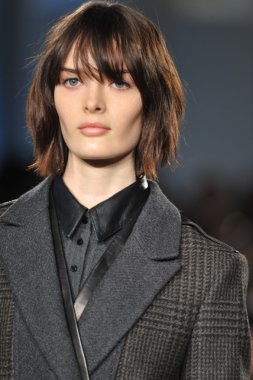 New york, ny - 11 Şubat: manken belstaff pist sonbahar 2013 mercedes-benz moda haftası sırasında YDK merkezinde 11 Şubat 2013 new York'ta yürür