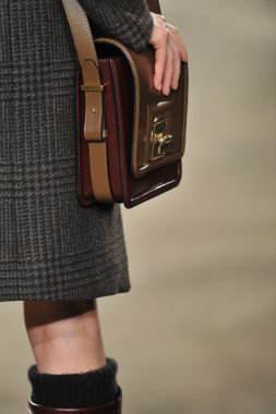 New york, ny - 11 Şubat: manken belstaff pist sonbahar 2013 mercedes-benz moda haftası sırasında YDK merkezinde 11 Şubat 2013 new York'ta yürür