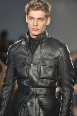 New york, ny - 11 Şubat: manken belstaff pist sonbahar 2013 mercedes-benz moda haftası sırasında YDK merkezinde 11 Şubat 2013 new York'ta yürür