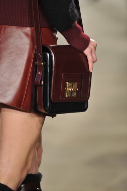 New york, ny - 11 Şubat: manken belstaff pist sonbahar 2013 mercedes-benz moda haftası sırasında YDK merkezinde 11 Şubat 2013 new York'ta yürür